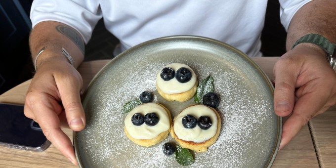 Завтраки с 8 утра, японский сэндвич, вкусный кофе, вино и паста. Сколько стоит поесть в новом «Кофейном посольстве»