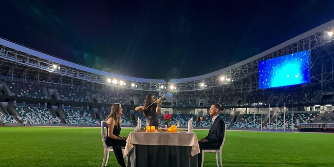 Надоели кафе и рестораны? Добро пожаловать на романтический ужин при свечах на футбольном поле «Динамо»