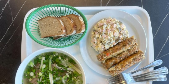 Проверяем незаконно большие порции еды в новом культурном «Сайгоне» на рынке «Экспобел». Где лучший суп Фо Бо?