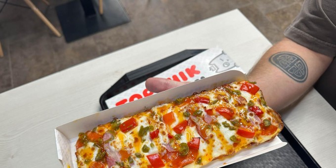 Златка из будущего, или как мы рисковали заказав 25-сантиметровую пиццу в пончиковой «Топчики»