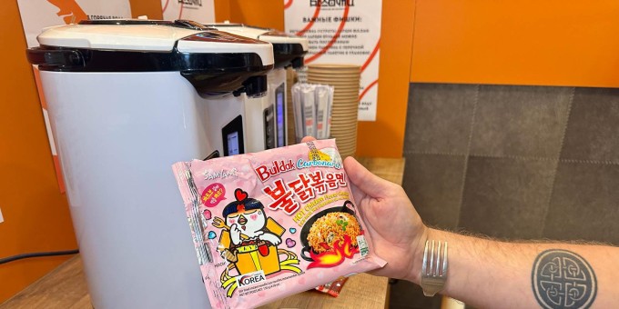 Новая лавка, где можно на месте заварить любую лапшу быстрого приготовления. Проверяем магазин «Три белочки»