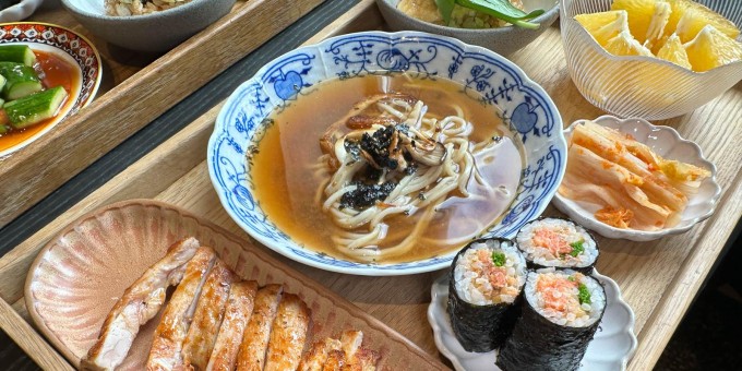 Лучшее, что дала природа Японии на обед в Беларуси - за 32 рубля поднос разной еды в кафе «Флоу»