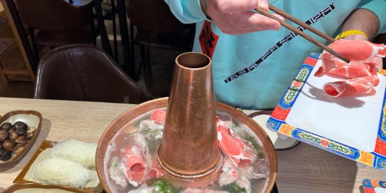 Что едят китайцы холодной осенью. Тестим большой бараний суп на компанию в новом кафе типа столовая «Ду и Чу Хого»