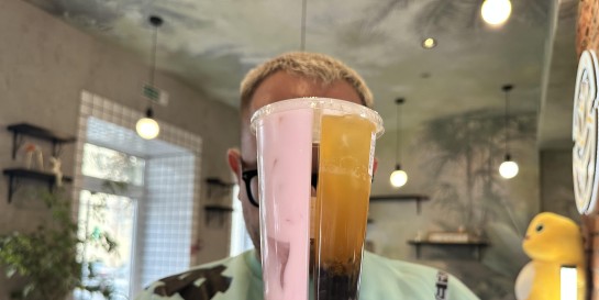 Два напитка вместо одного. Где попробовать баблти в двойном стакане с розой в кокосовом молоке и маракуйей с чаем
