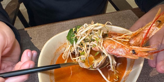 Что не страшно заказать в новом азиатском ресторане забытых японских блюд «Пустынная роза» со стеной из роз