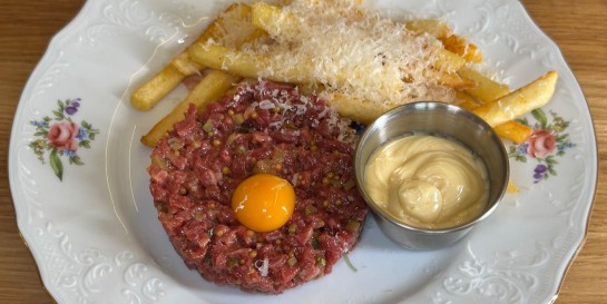 Как попасть в новый трёхэтажный «Куриный клуб» на кастрюлю Том Яма за 49 рублей, поднос шашлыка и сладкие яйца