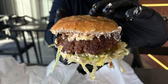 Котлета прямо с открытого огня да между булок! В Новой Боровой открылась своя бургерная «Гриль Манеро»