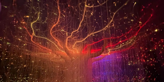 В «Червенском» открылся новый парк развлечений из зеркал, иллюзий и неона «Пиксилэнд» похожий на тот, что в Дубае