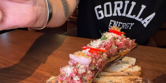 Где готовят тартар на косточке и собери себе сам копчёного поросёнка за 129р в новом кафе три стихии мяса «Смоки Мо»