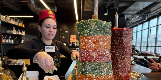 В какую психушку, вы чё, угораете?! В кафе «Файруз» поставили вертел со сладкой шаурмой и гранатовым соусом