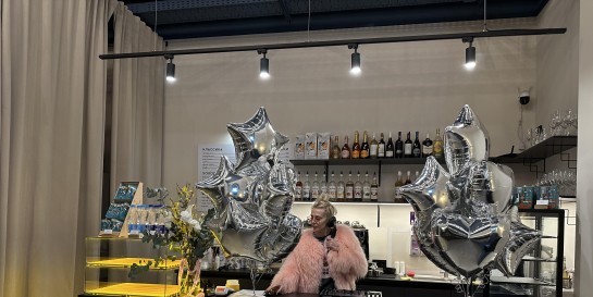 Где выпить капучино под рэйв? Сегодня открылась новая музыкальная кофейня «Кафе де Бальзак» с диджеем по утрам