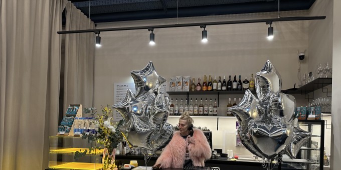 Где выпить капучино под рэйв? Сегодня открылась новая музыкальная кофейня «Кафе де Бальзак» с диджеем по утрам