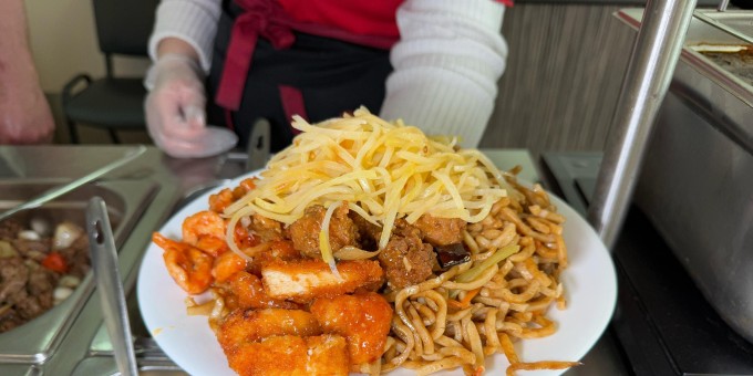 Собрал все заведения, где можно есть сколько угодно еды за фиксированную сумму. Кому килограмм еды за 19 рублей?