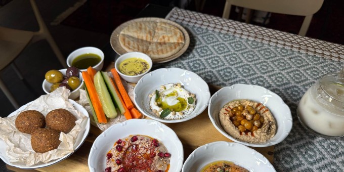 Без мяса, без лактозы, без рафинированного сахара, без 121 рубля, но с водкой! Тестим новое веганское кафе «Зест»