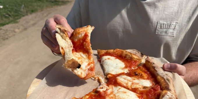 Итальянец приехал в Беларусь и начал печь в деревне настоящую пиццу на дровах. Заехали на тест «Папаччо Пицца»