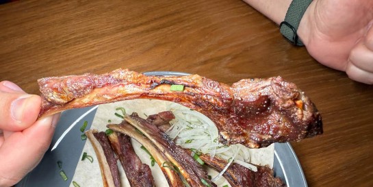 Прибыли в новый мясной ресторан «Мясоед» в меню которого 30 видов мяса на огне и сет стейков за 159 рублей