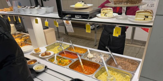 Сколько стоит пообедать в столовой «Столовка.бай»? Незваный обед с подносом еды на двоих по цене коктейля