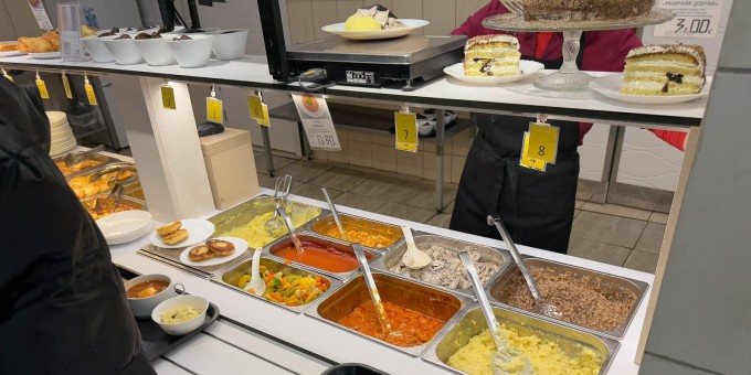 Сколько стоит пообедать в столовой «Столовка.бай»? Незваный обед с подносом еды на двоих по цене коктейля