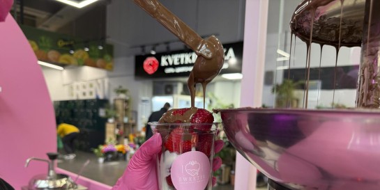 Собери в стакан клубнику и полей шоколадом - тестим новую сладкоежную точку «Свити». А шоковую малину тестили?