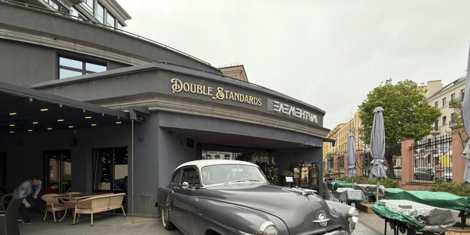 Чем кормили во времена сухого закона в Америке. Пришли в новый джазовый гастробар «Двойные стандарты»