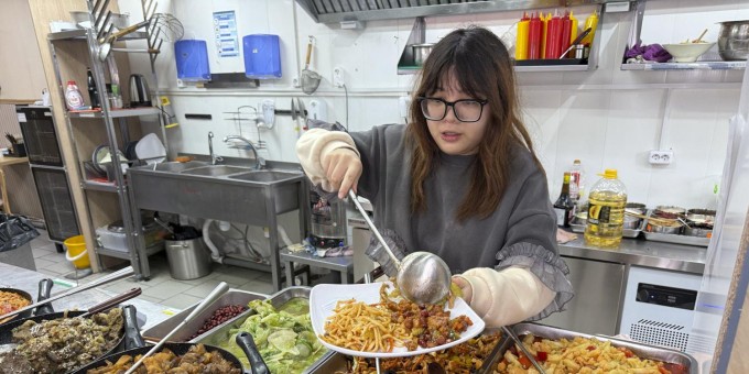 Килограмм чего вам наложат в тарелку за 19,90р плюс бесплатный суп в переделанном под столовую кафе «Сиань»