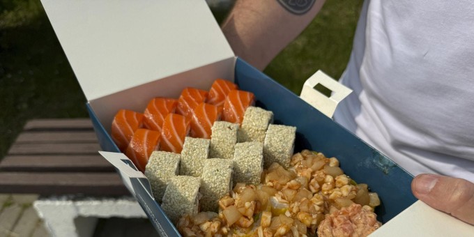 Суши-пончики и роллы в красивых коробках из-под тортов, проверяем новую доставку суши «Место суши»