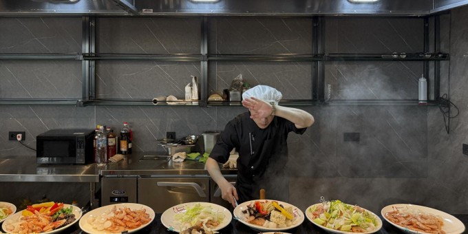 Стоит ли ехать на шведский стол еды в «Юми», где за 35 рублей ешь сколько хочешь. Показываю, что лучше набирать!