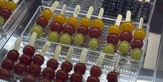 Готовы ли белорусы к ягодным шашлыкам в сахарном стекле по 5 рублей? Проверяем новую точку китайских десертов «Юян»