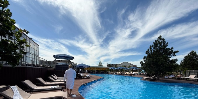 Новая ленивая река с тюбингами и флоу-бординг за лакшери бассейном для богатых в комплексе «Робинсон клуб»