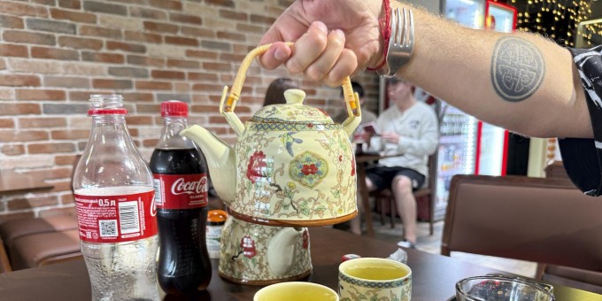 В «Арена Сити» завелось китайское кафе «Чжэнь», где стоит затестить их фирменное ведро лапши со вкусом огня