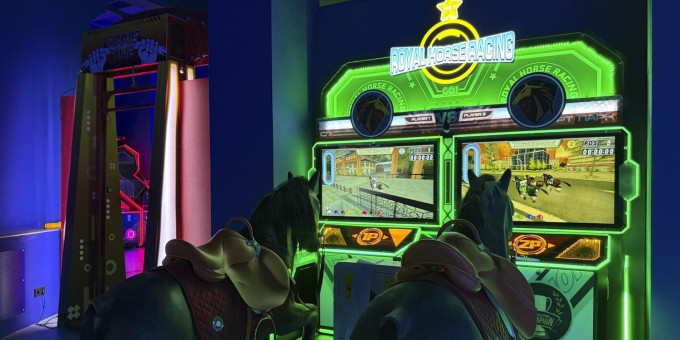 Что внутри нового самого большого неонового парка спортивных развлечений «Спорт парк» и сколько стоит час