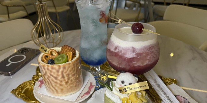 Нашёл новое место с красивыми китайским десертами на 1000 лайков - кондитерская «Хэппи пич» Алиса в стране чудес