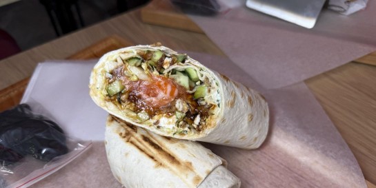 Десять видов хот-догов с разными сосисками и шаурма с лососем на подносе - тестим культурный стрит-фуд «Прожар»