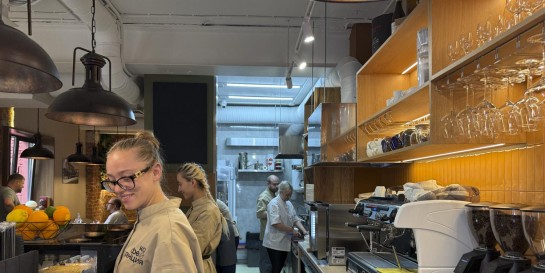 Где самый вкусный авокадо-тост! Проверяем новое бистро «Коференция» с акцентом на кофе во дворике заведений