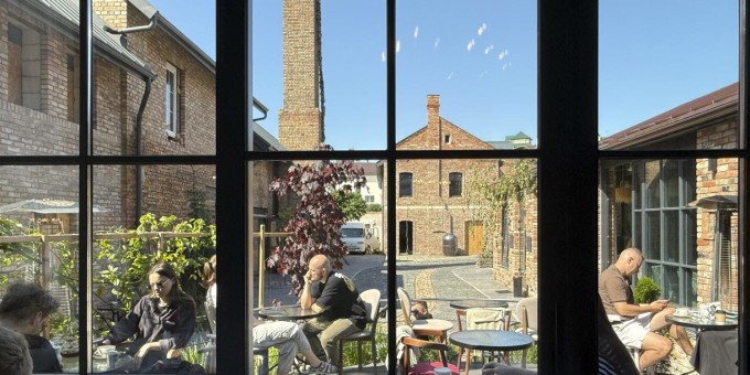 Где позавтракать в Бресте. Проверяем популярное у местных кафе «Идиллия», где знают что такое яйца Бенедикта