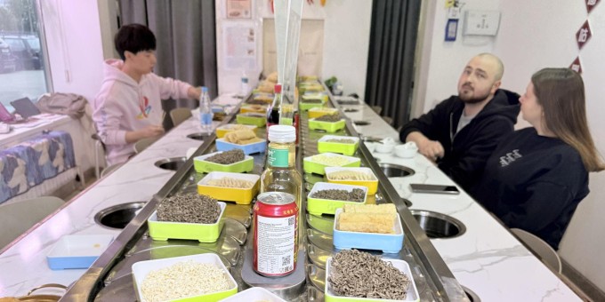 Сколько стоит похлебать супчика в новом секретном кафе «Тайцзи», где продукты к Хого развозит конвейер