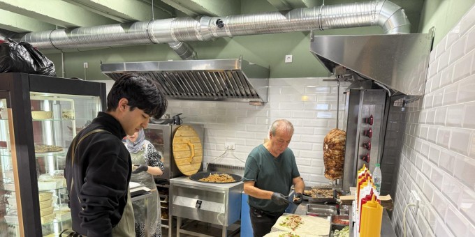 Проверяем на годность плов из казана, восточные хитрости, шаурму и булки в новом кафе «Баба Шава»