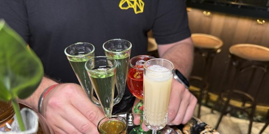 Самые необычные бары Минска. Маханул рюмку круассана в новом фантазийном баре «Фантазия» с живой картиной