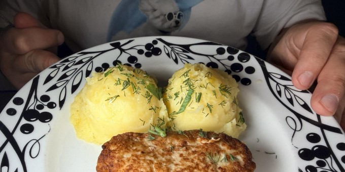 Где лучшие обеды до 15 рублей за поднос еды. Проверяем сколько стоит пообедать в новом кафе «Гурмэ» в здании ГАИ