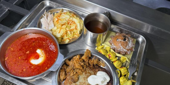 Тестим на себе, чем обедает спецназ, что им готовят и как выглядит самый большой поднос еды, что я видел