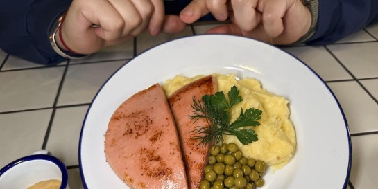 Любое блюдо от 12 до 15 рублей в новой рюмочной «Конюшня»! Стоит сходить на бабушкин вареник или пёс с ними