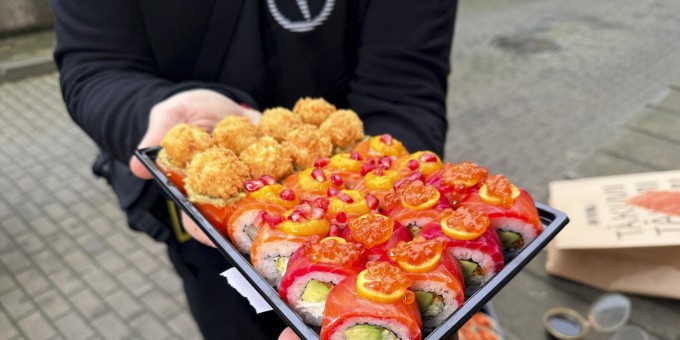 Кто в Минске доставляет самые вкусные суши! Проверяем сет японский Оливье всё подряд от новой доставки «Такуми»