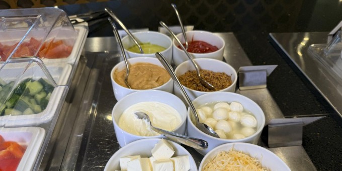 Собрал для вас все обеденные анлимы, где можно есть сколько хочешь. Сегодня проверяем чем кормят в «Робинсон Сити»