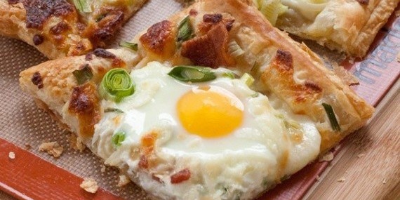 Яичница на слоеном тесте на завтрак