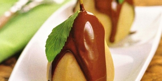 Груши в шоколаде и миндальной крошке