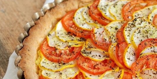 Пирог с козьим сыром и помидорами