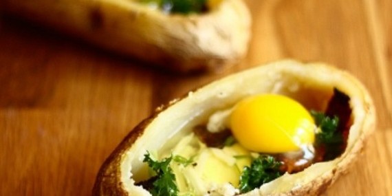 Завтрак в картофельных лодочках