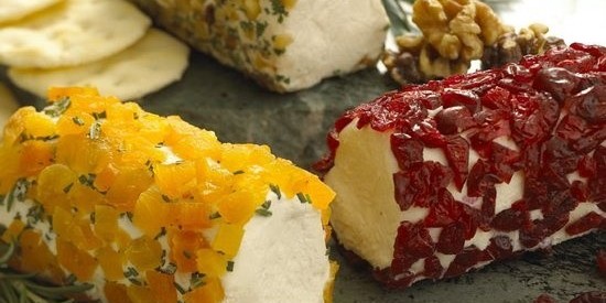 Сырный рулет в кураге и розмарине