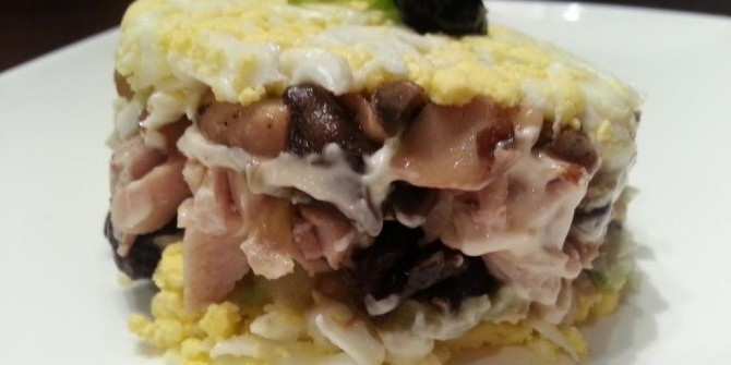 Нежный слоеный салат с курицей и грибами