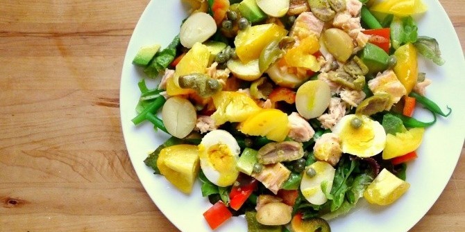 Рыбный салат с тунцом и помидорами черри